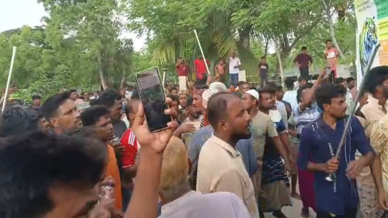 গুলিতে নিহত জেলের লাশ নিয়ে বিক্ষোভ, বন অফিসে হামলা, আহত ৫