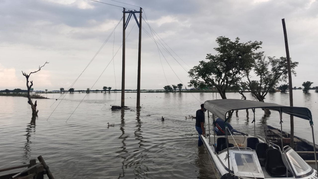 হাউজবোটের ধাক্কায় তার ছিঁড়ে বিদ্যুৎ নেই ৫ গ্রামে