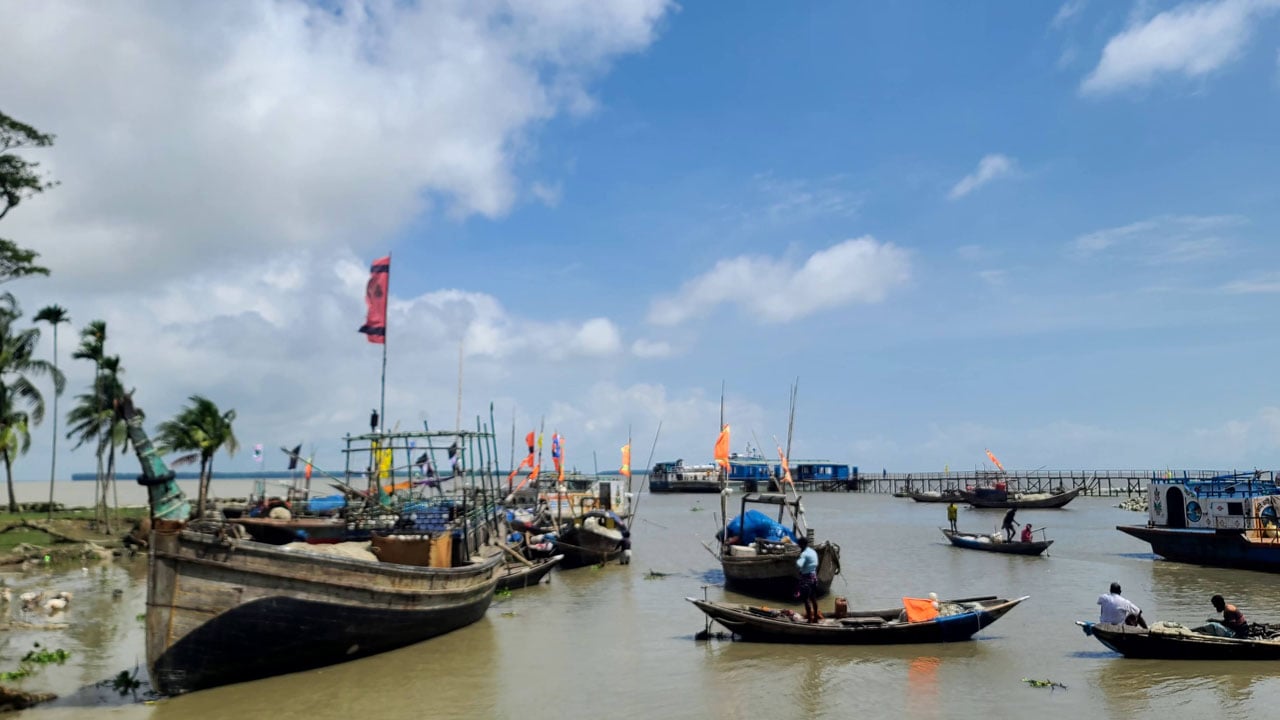 ভরা মৌসুমেও তজুমদ্দিনে মেঘনায় মিলছে না কাঙ্ক্ষিত ইলিশ