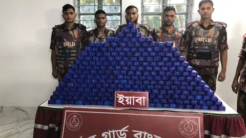 জেলের সেজে ১৪ লাখ ইয়াবা আনা দুই মাদক কারবারি বিজিবির হাতে আটক 
