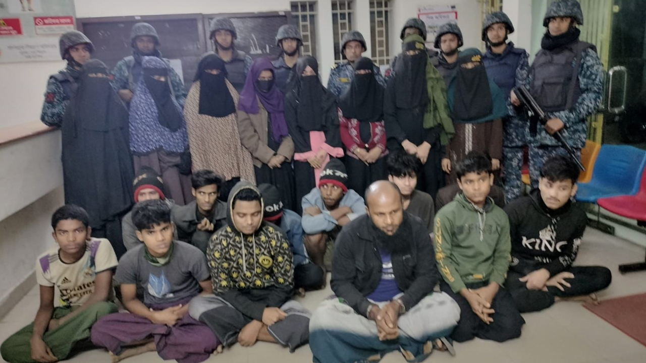 মালয়েশিয়ায় পাচারকালে ১৭ রোহিঙ্গাসহ ২ বাংলাদেশি আটক