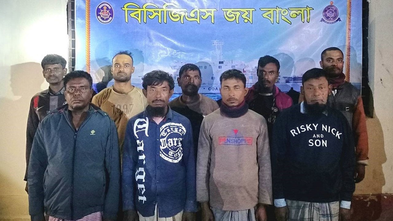 সেন্টমাটিনে গভীর সমুদ্রে ভাসতে থাকা বোটসহ ৯ জেলে উদ্ধার