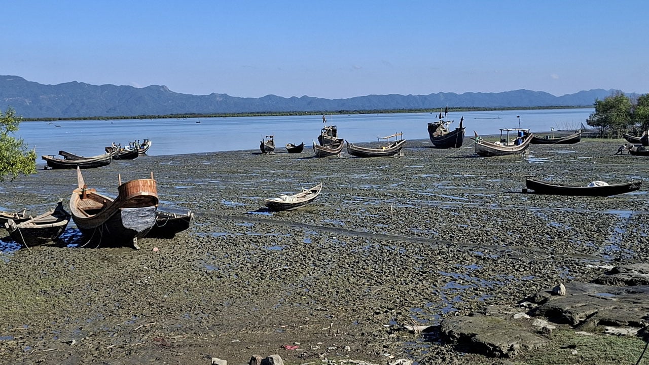 বাংলাদেশের জলসীমায় ঢুকে ৫ জেলেকে নিয়ে গেলো আরাকান আর্মি
