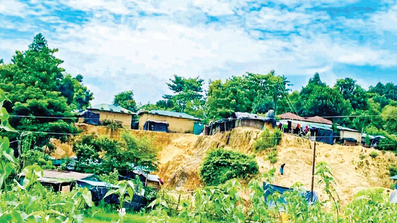 টেকনাফের পাহাড়ে ঝুঁকিতে বসবাস ধসের আশঙ্কায় মাইকিং