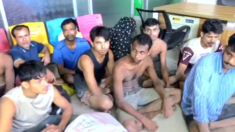 টেকনাফ উপকূলে মালয়েশিয়া পাচারকালে ১৬ নারী-পুরুষ উদ্ধার 