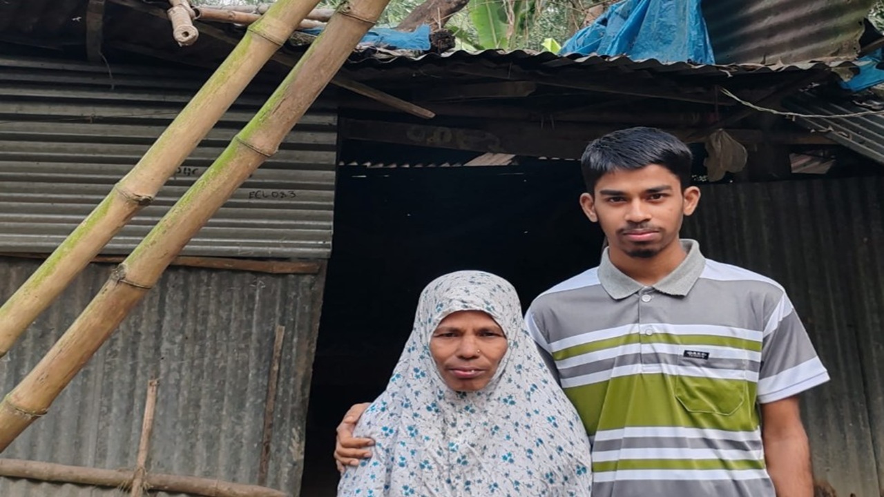 মায়ের স্বপ্নপূরণের পথে অদম্য মেধাবী ইমন কাজী
