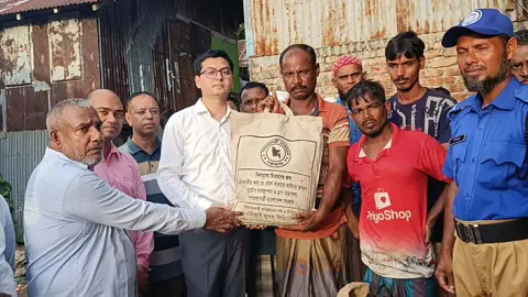 তালতলীতে ট্রলারডুবিতে উদ্ধার ১৪ জেলে পরিবারকে উপজেলা প্রশাসনের খাদ্যসহায়তা