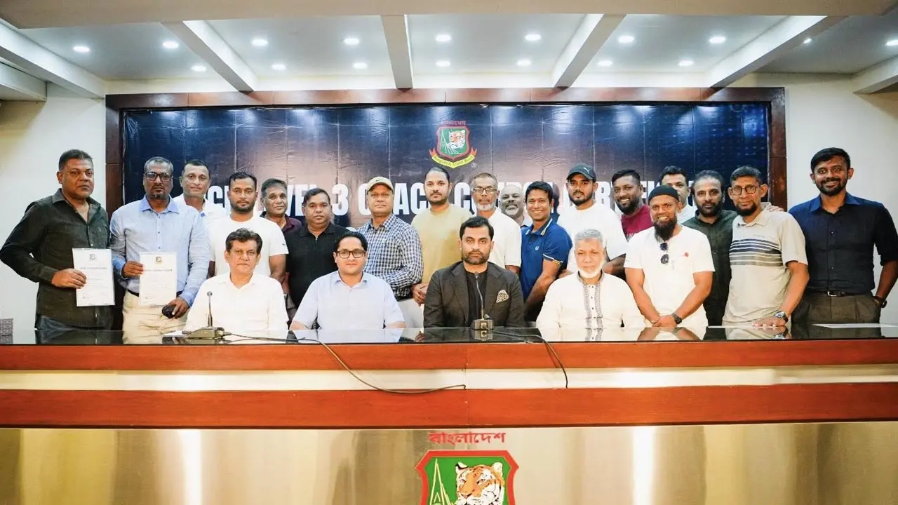 কোচিং কোর্সের সনদ তুলে দিলেন তামিম