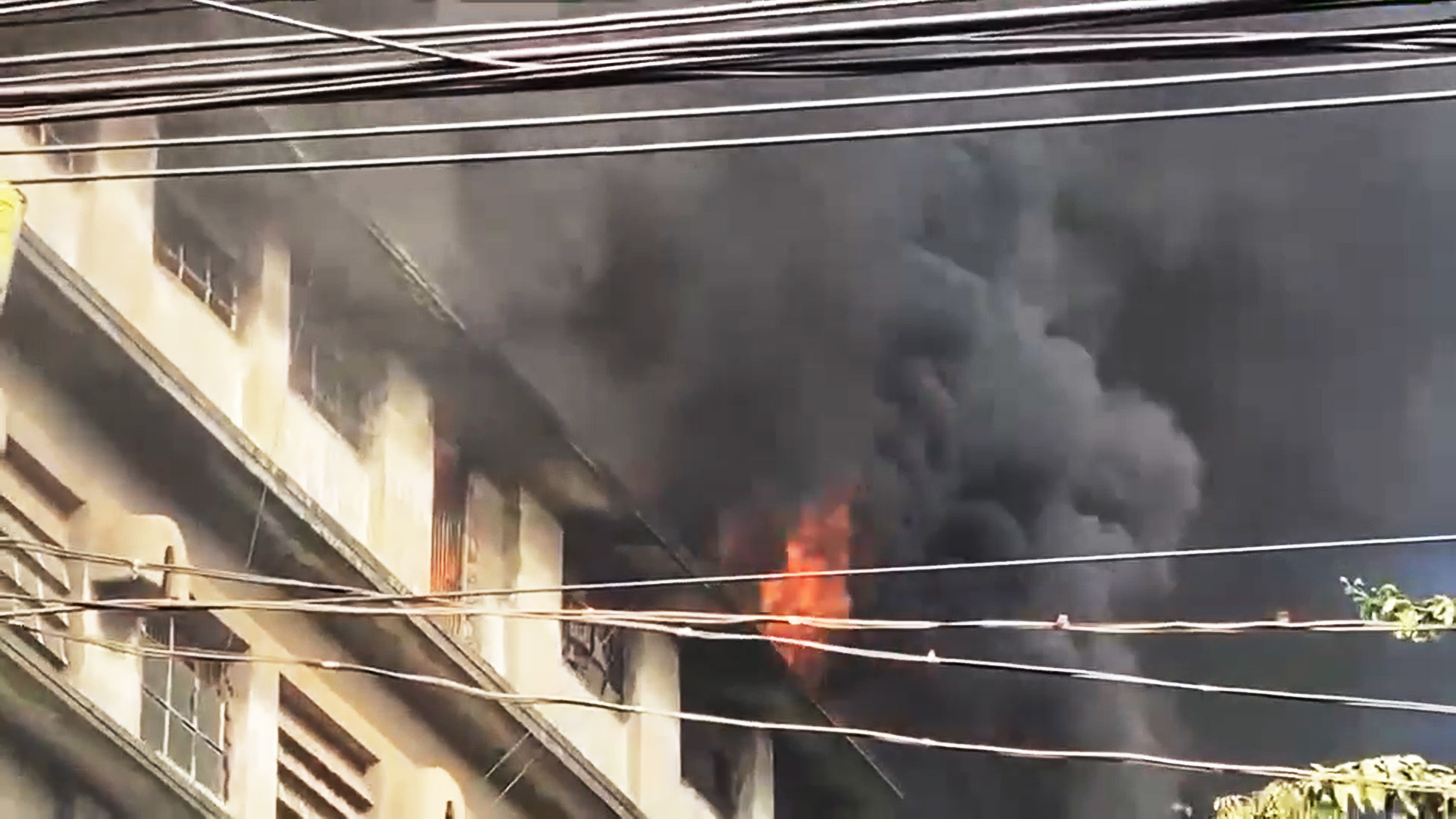 হাজারীবাগের আগুন নিয়ন্ত্রণে ১২ ইউনিট, উদ্ধার সহায়তায় সেনাবাহিনী ও বিজিবি