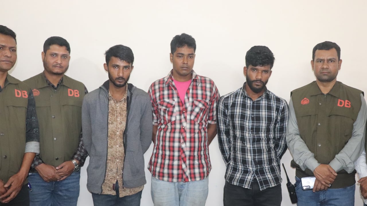 চলন্ত বাসে ডাকাতি-শ্লীলতাহানি, গ্রেপ্তার ৩
