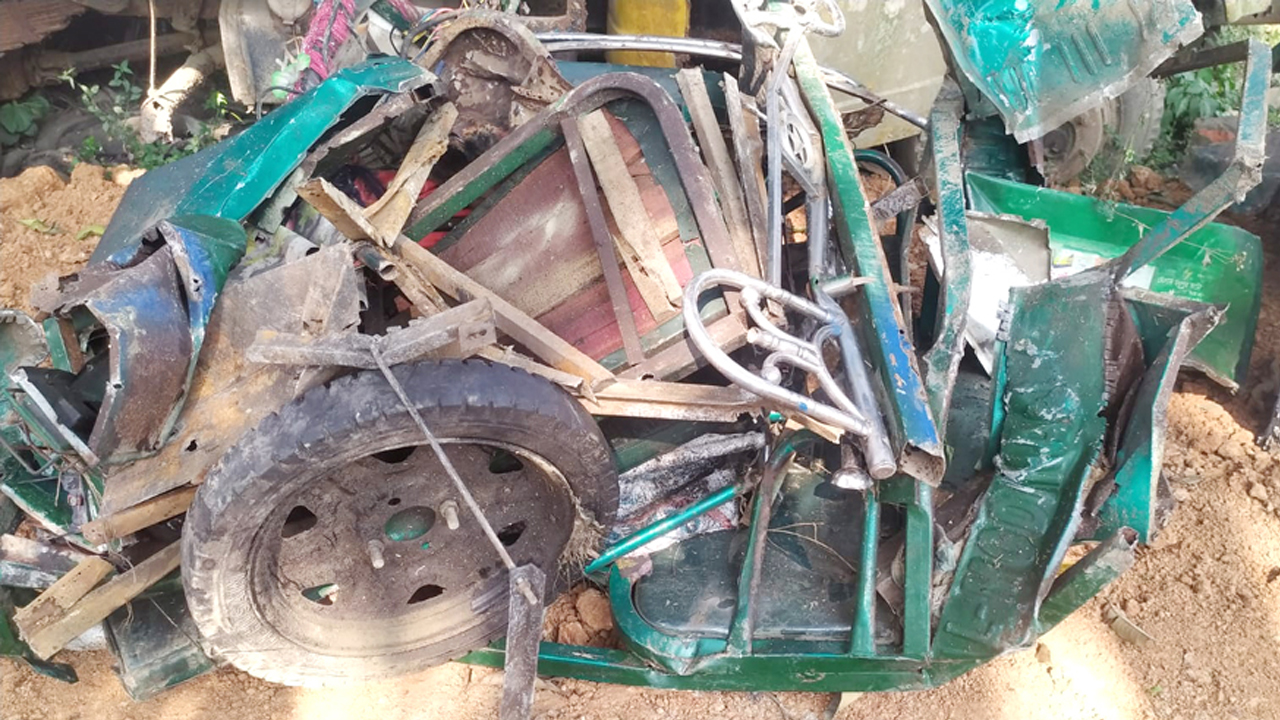 অটোতে ট্রাকের ধাক্কা, টিআইবি সদস্যসহ নিহত ২