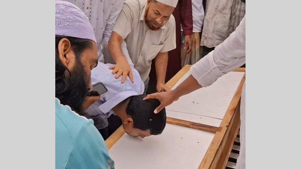 কফিনে শেষ চুমু দিয়ে হুমায়রাকে চিরবিদায় জানালেন বাবা