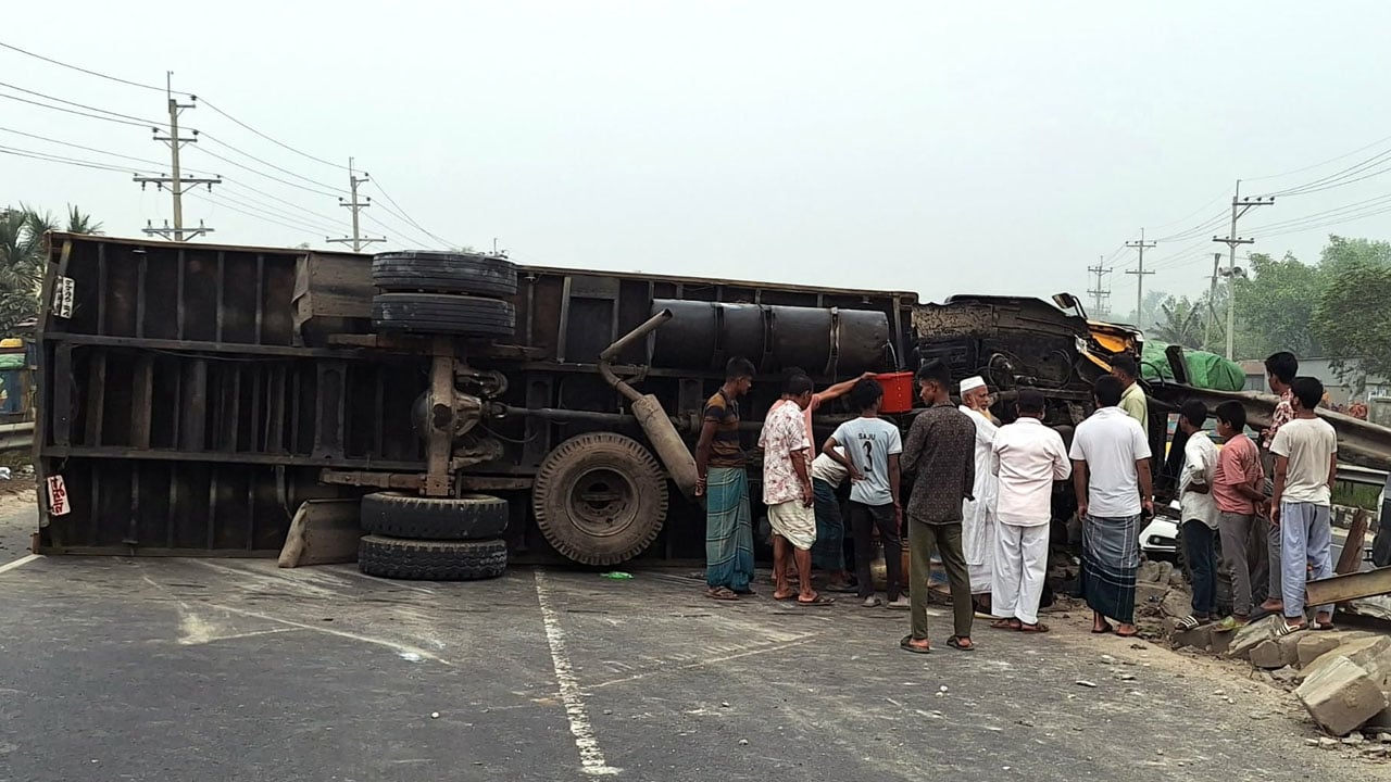 নিয়ন্ত্রণ হারিয়ে উল্টে পড়লো কাভার্ডভ্যান, ঝরতে থাকা ডিজেল নিতে ভিড়