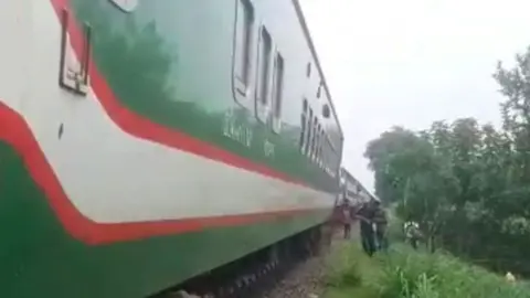 টাঙ্গাইলে নিলসাগর এক্সপ্রেসের বগি লাইনচ্যুত, উত্তরবঙ্গগামী ট্রেন চলাচল বন্ধ 