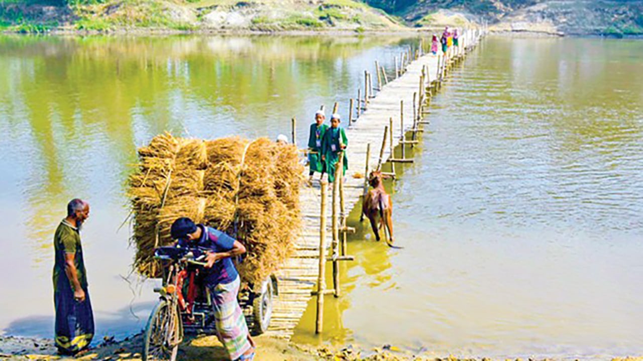 কালুরঘাটে সেতুর অভাবে ২০ গ্রামের মানুষের ভোগান্তি