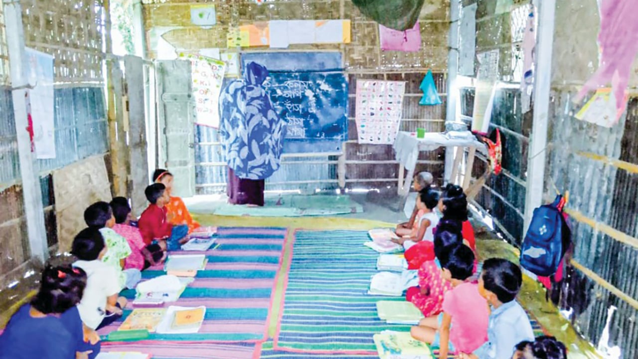 বাড়ির আঙিনায় স্বপ্নের আলো ‘লাকি আপার পাঠশালা’