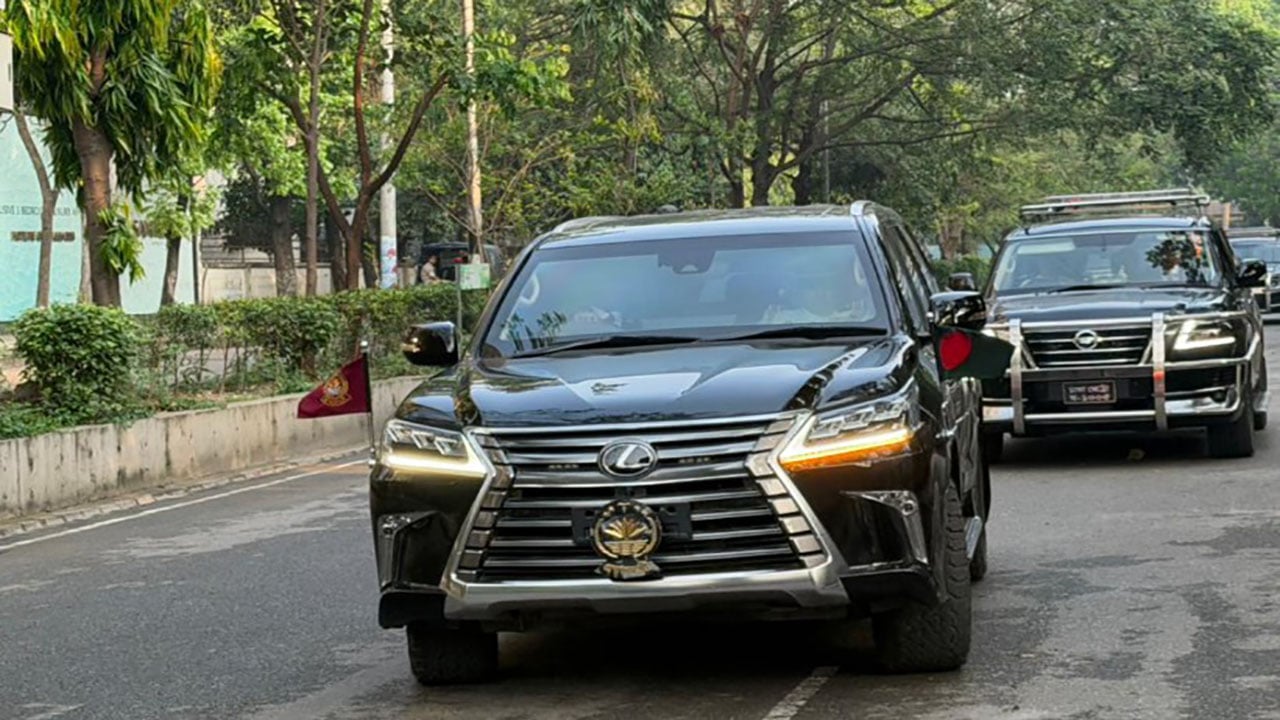 প্রথমবারের মতো প্রধানমন্ত্রী গাড়িতে ‘জাতীয় পতাকা’