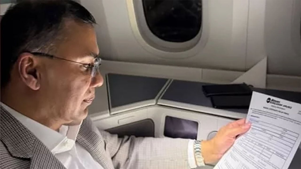 দুপুর ১২টায় ঢাকা পৌঁছাবেন তারেক রহমান