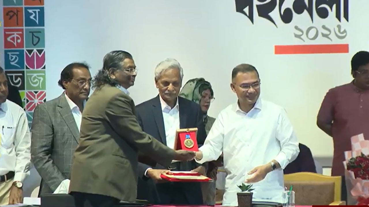 গুণীজনদের হাতে বাংলা একাডেমি সাহিত্য পুরস্কার তুলে দিলেন প্রধানমন্ত্রী