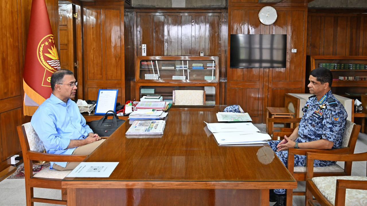 প্রধানমন্ত্রীর সঙ্গে বিমান বাহিনীর প্রধানের সাক্ষাৎ