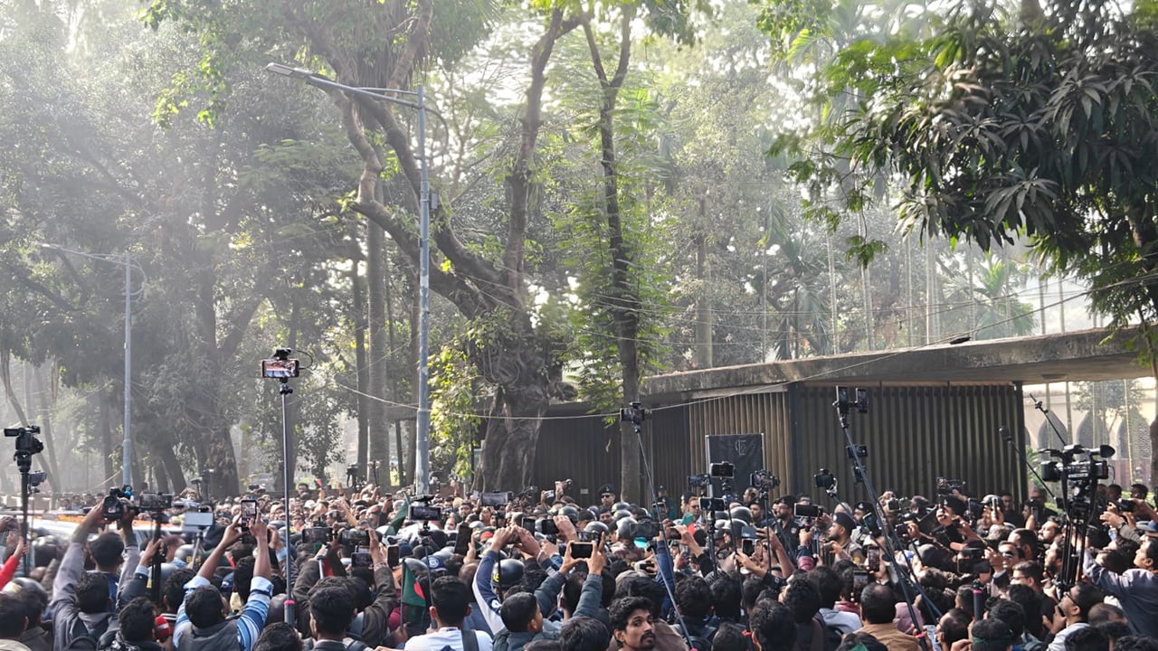 হাদির কবর জিয়ারত করতে ঢাবিতে তারেক রহমান