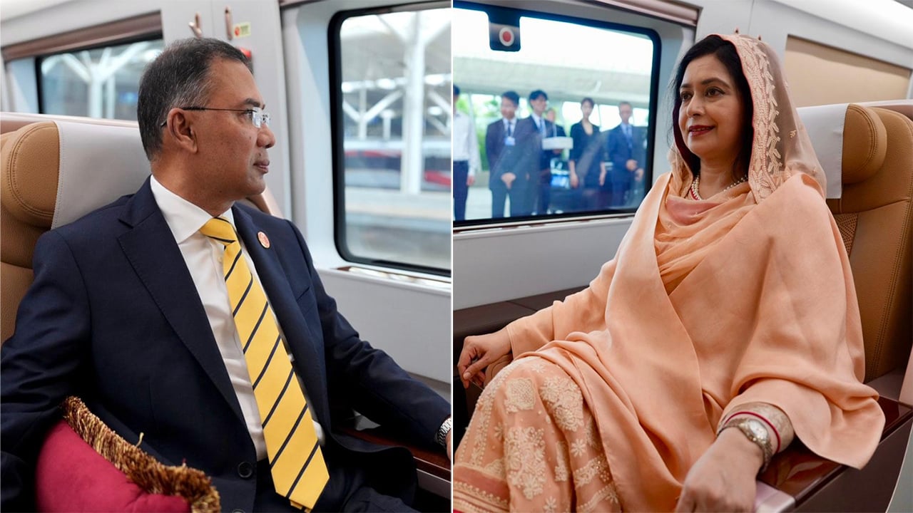 চীনের দালিয়ান থেকে বেইজিংয়ের পথে প্রধানমন্ত্রী