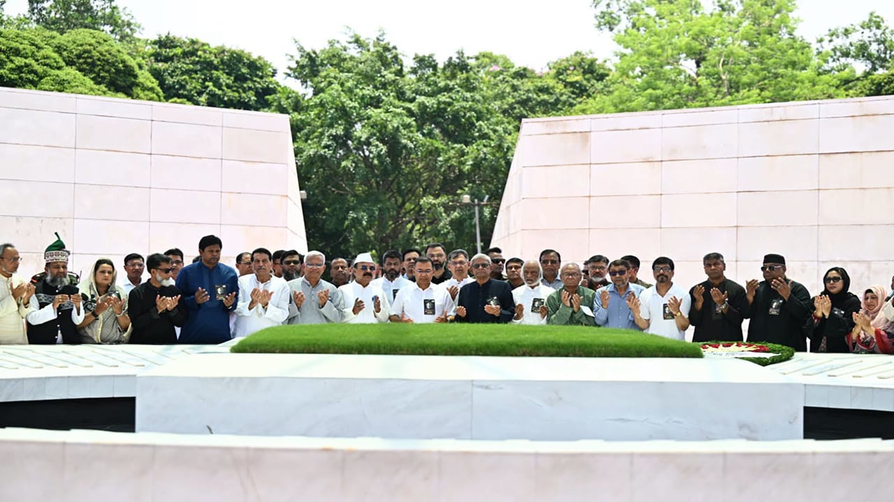 শহীদ জিয়ার সমাধিতে প্রধানমন্ত্রীর শ্রদ্ধা