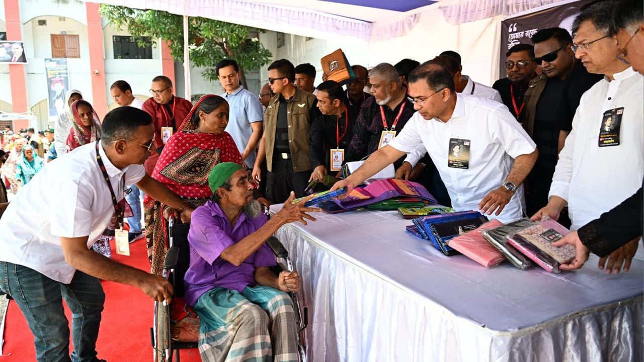 দুস্থদের মধ্যে বস্ত্র বিতরণ করেছেন প্রধানমন্ত্রী