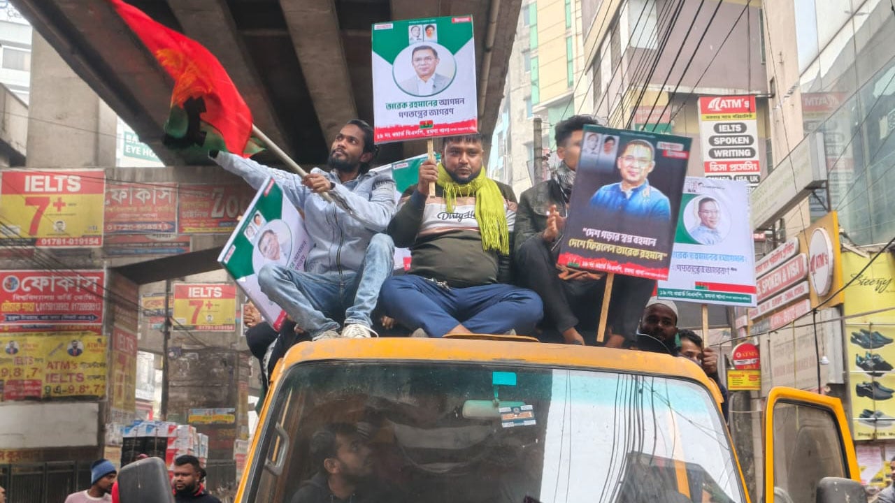 কাভার্ড ভ্যান, বাস ও অটোরিকশায় গণসংবর্ধনায় যাচ্ছেন নেতাকর্মীরা