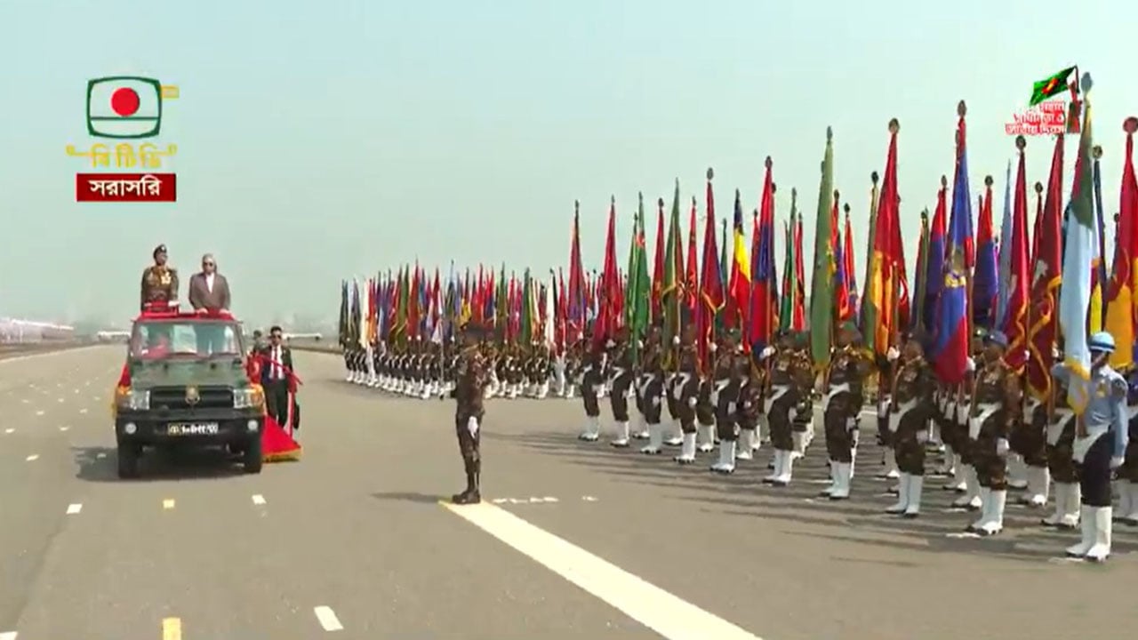 জাতীয় প্যারেড স্কয়ারে কুচকাওয়াজ শুরু, সালাম গ্রহণ করেছেন রাষ্ট্রপতি