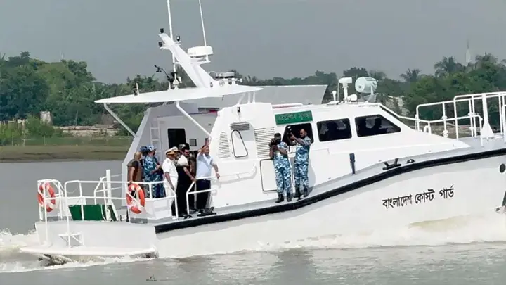 হিরণ পয়েন্ট ও নলিয়ান পরিদর্শন শেষে মোংলা নৌঘাঁটিতে প্রধানমন্ত্রী