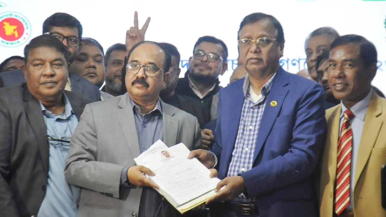 ঢাকা-১৭ আসনে তারেক রহমানের মনোনয়নপত্র দাখিল