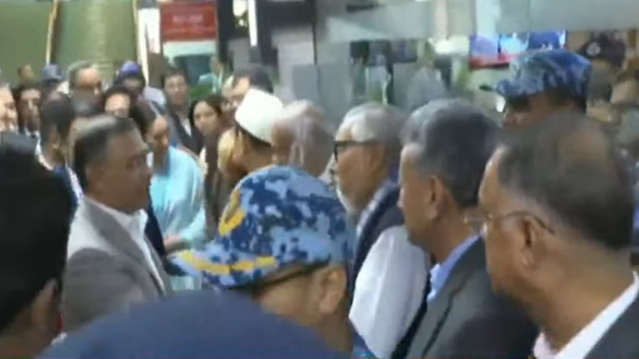 তারেক রহমানকে বরণ করলেন বিএনপির সিনিয়র নেতারা