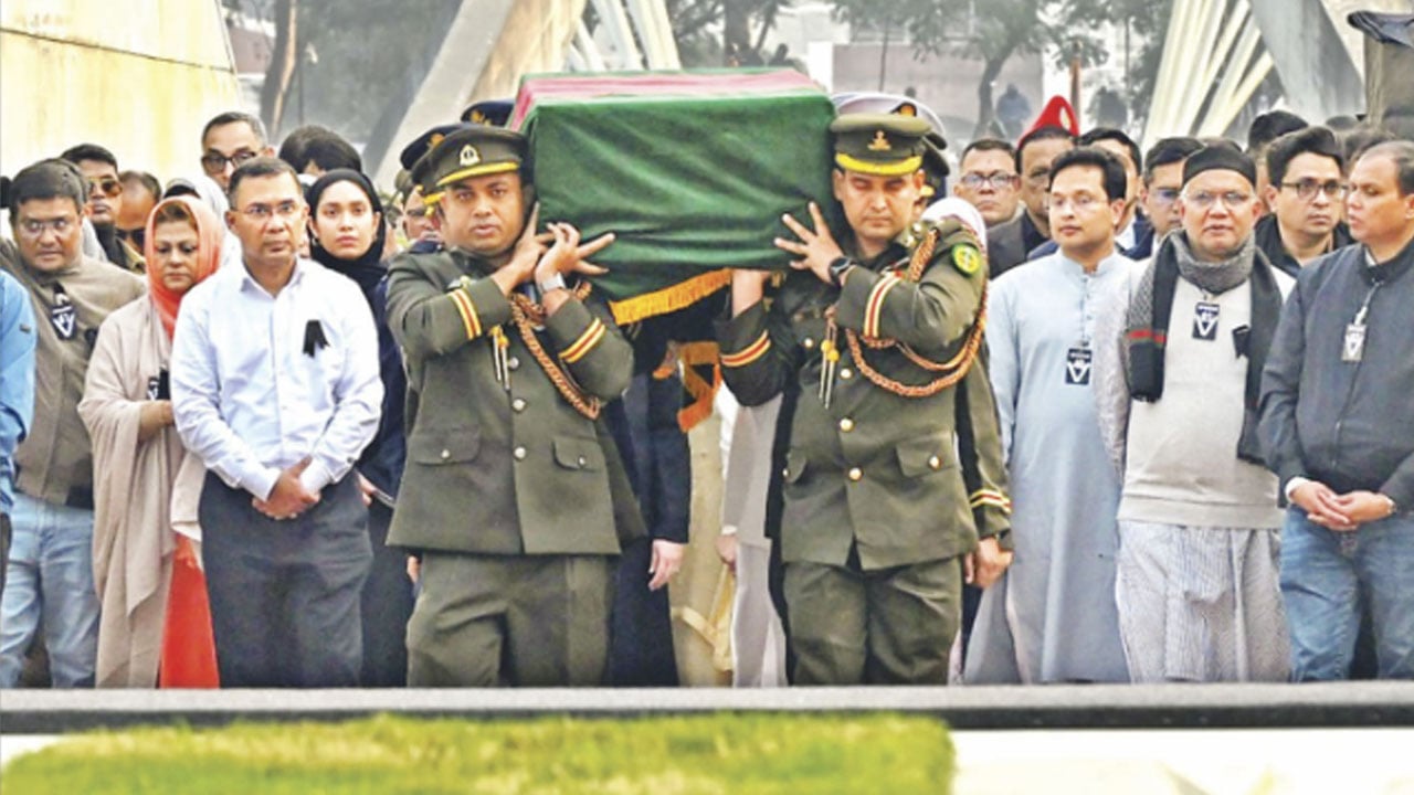 রাষ্ট্রীয় মর্যাদায় স্বামীর কবরের পাশে সমাহিত খালেদা জিয়া