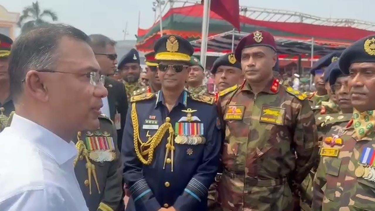 কুচকাওয়াজ শেষে সশস্ত্র বাহিনী সদস্যদের শুভেচ্ছা জানালেন প্রধানমন্ত্রী