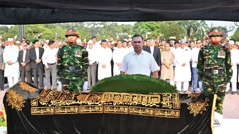 সংসদ সদস্য আব্দুল হাই সিকদারের জানাজায় অংশ নিলেন প্রধানমন্ত্রী