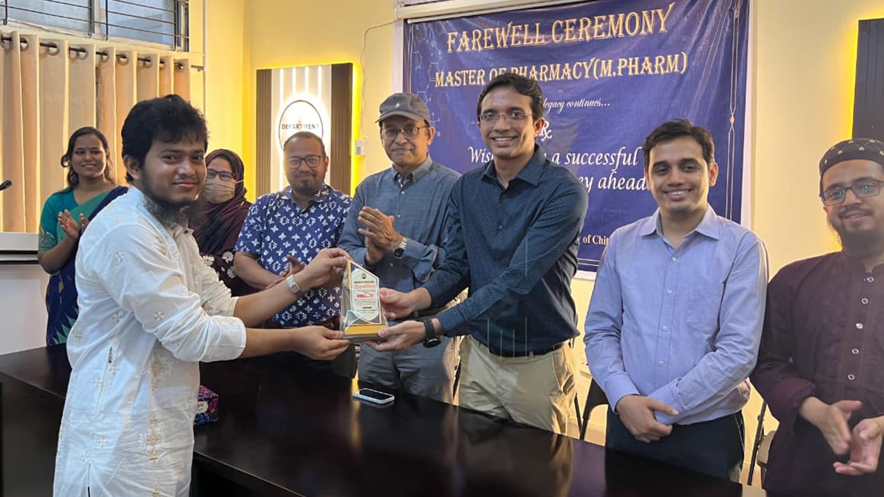 ছয় বছরে একদিনও ক্লাস মিস নয়, চবির নাজমুল পেলেন সম্মাননা