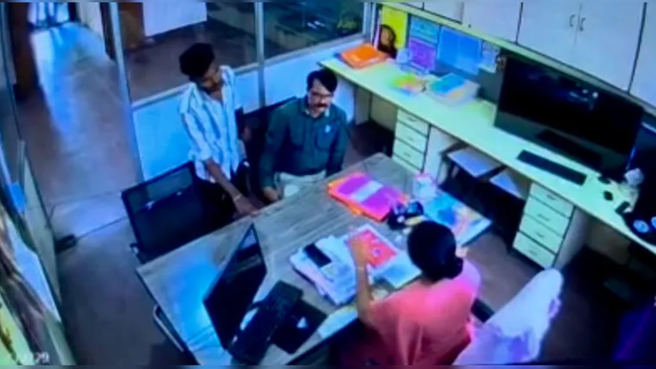 টিসি নিয়ে বাগবিতণ্ডা, শিক্ষককে ছাত্রের ছুরিকাঘাত