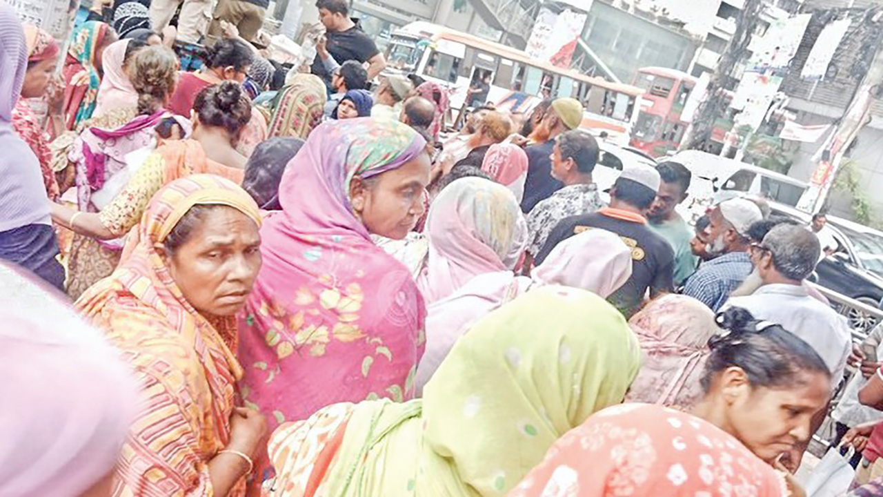 টিসিবির পণ্য কিনতে দীর্ঘ সারি ভ্রাম্যমাণ ট্রাকে বিশৃঙ্খলা