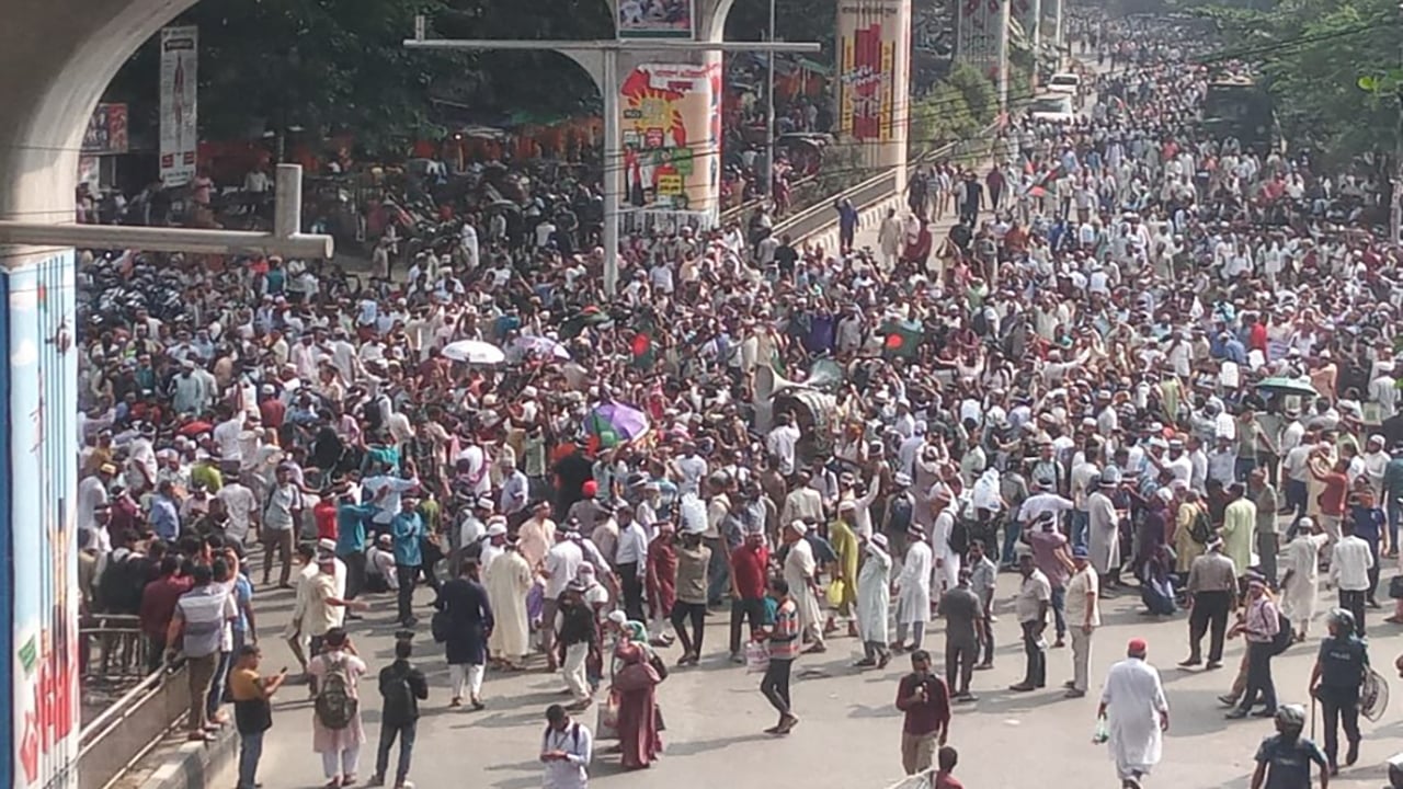 এমপিওভুক্ত শিক্ষকদের শাহবাগ ব্লকেড, যান চলাচল বন্ধ