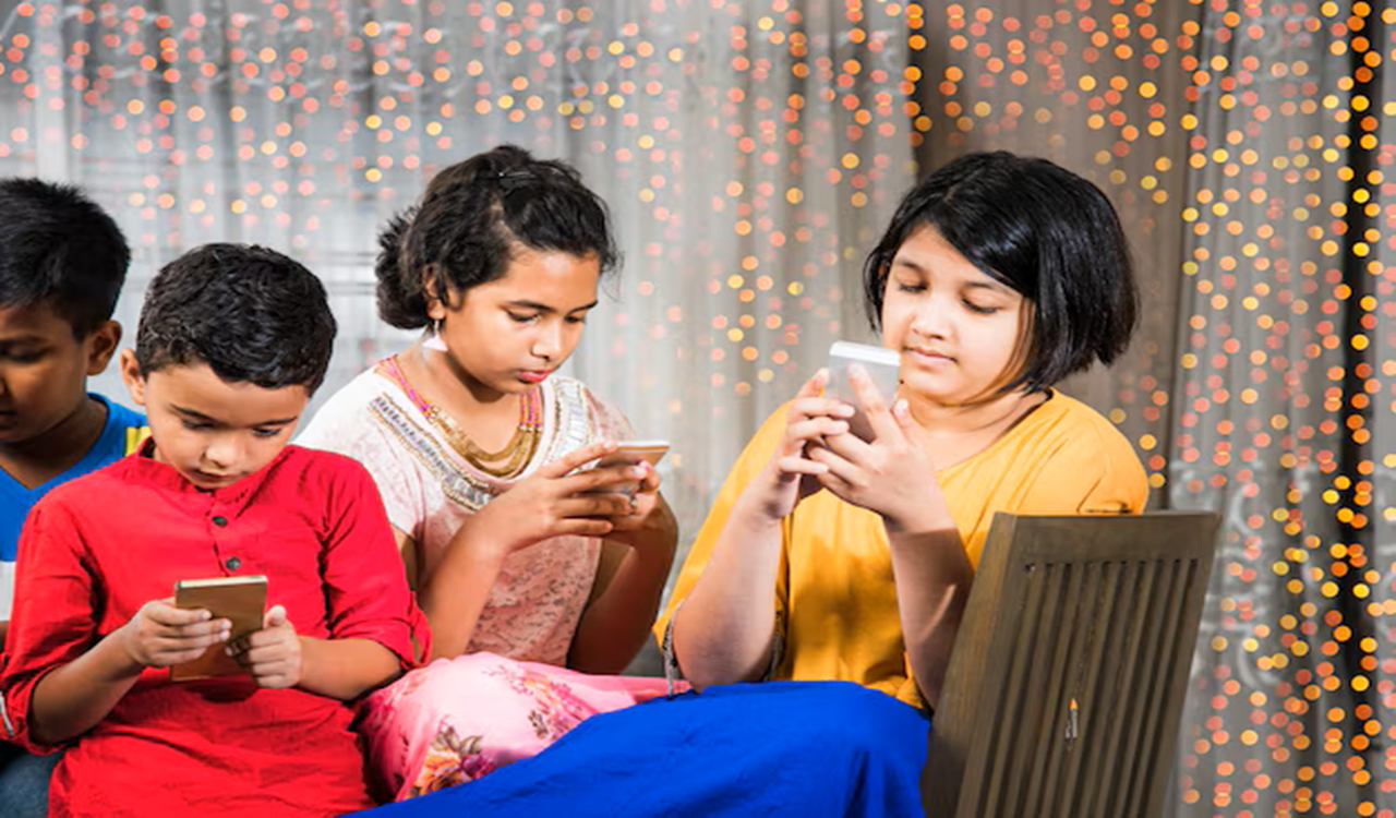 এবার ভারতে শিশুদের জন্য সোশ্যাল মিডিয়া নিষিদ্ধের প্রস্তাব