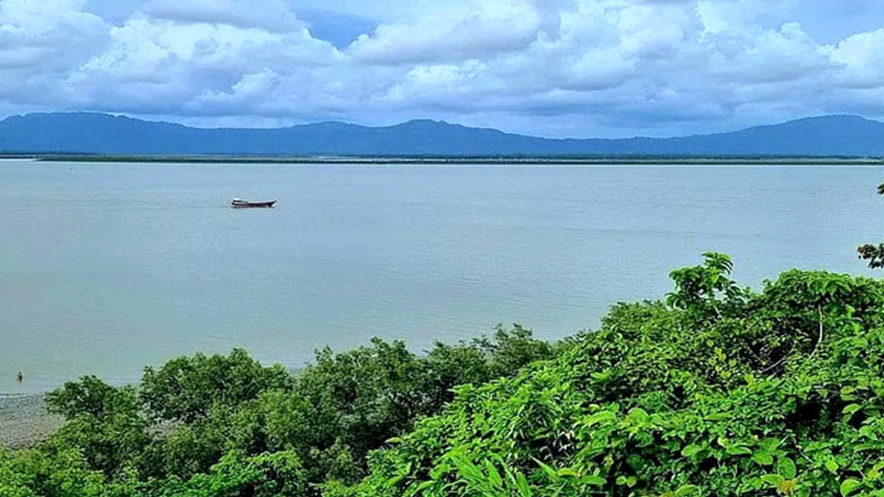 মিয়ানমারের মর্টারশেলের বিকট শব্দে কাঁপছে সীমান্তের বাড়িঘর