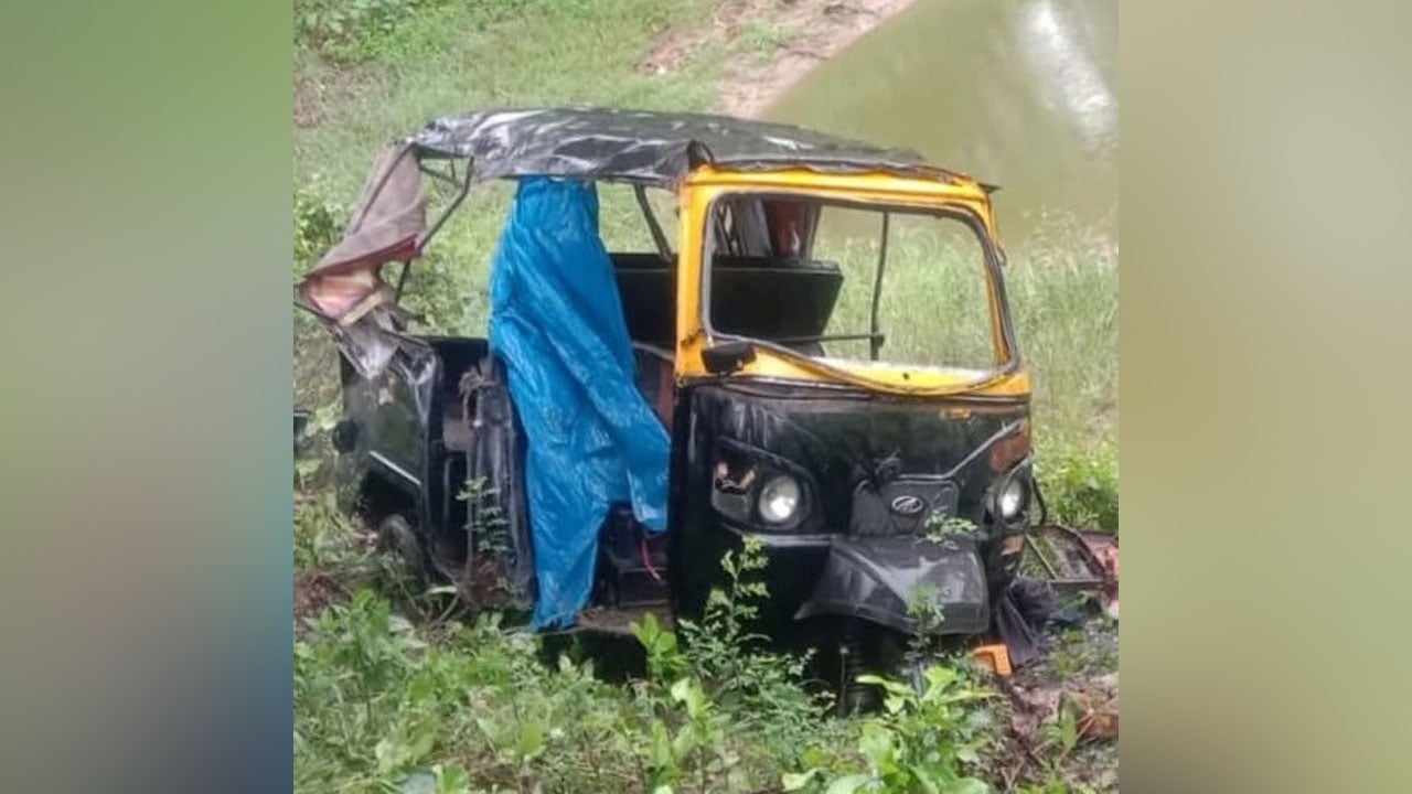 স্কুলে যাওয়ার পথে বাসের ধাক্কায় বাবা-মেয়ে নিহত