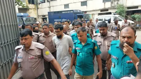 উগ্রবাদ ও নাশকতার অভিযোগে গ্রেপ্তার ১২ যুবক তিন দিনের রিমান্ড