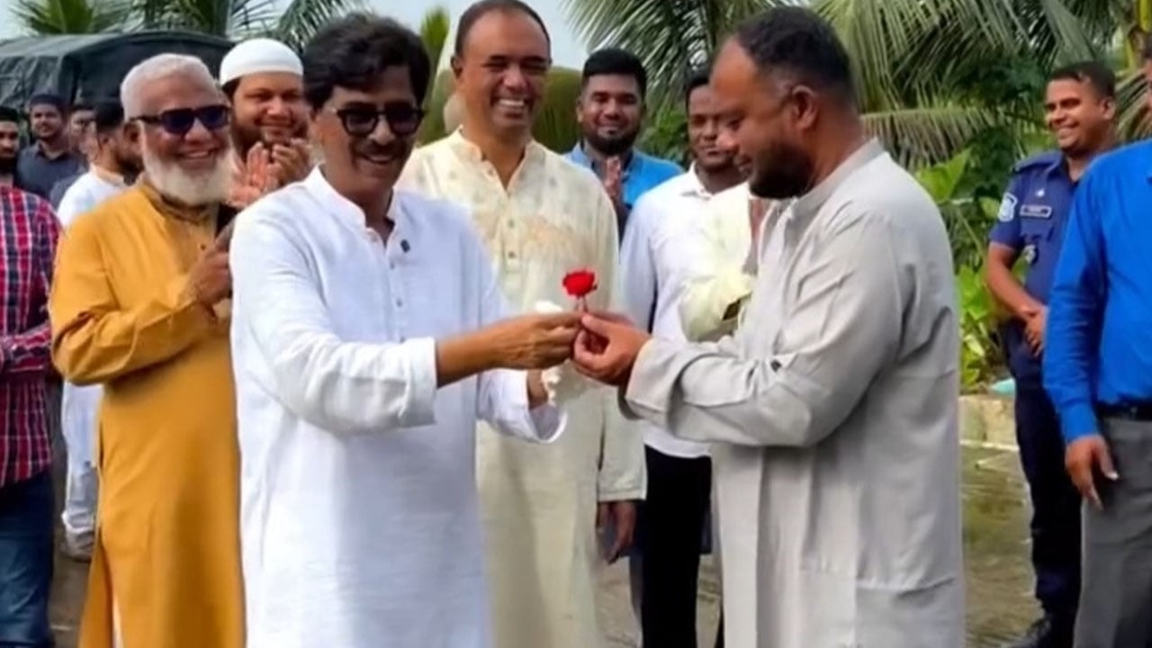 কুসিক প্রশাসককে লাল গোলাপ উপহার কৃষিমন্ত্রীর