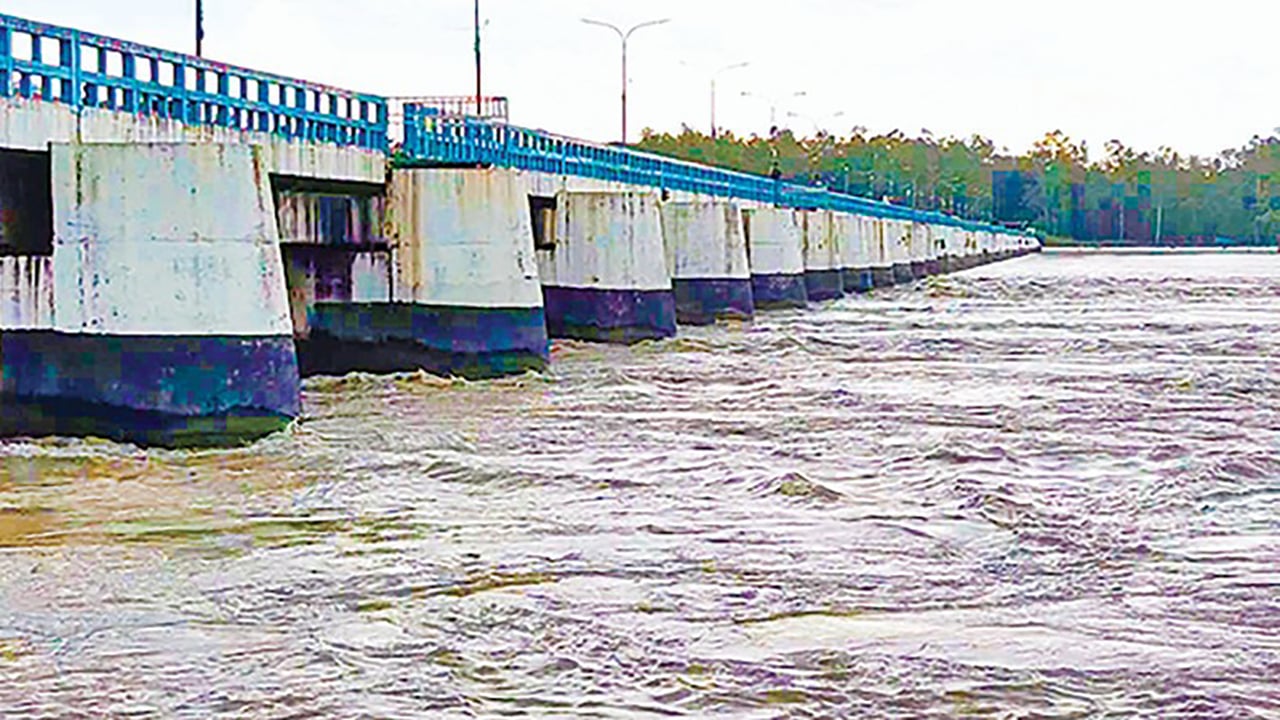 উত্তরাঞ্চলে ধেয়ে আসছে ভারতীয় ঢল, বন্যার আতঙ্কে মানুষ