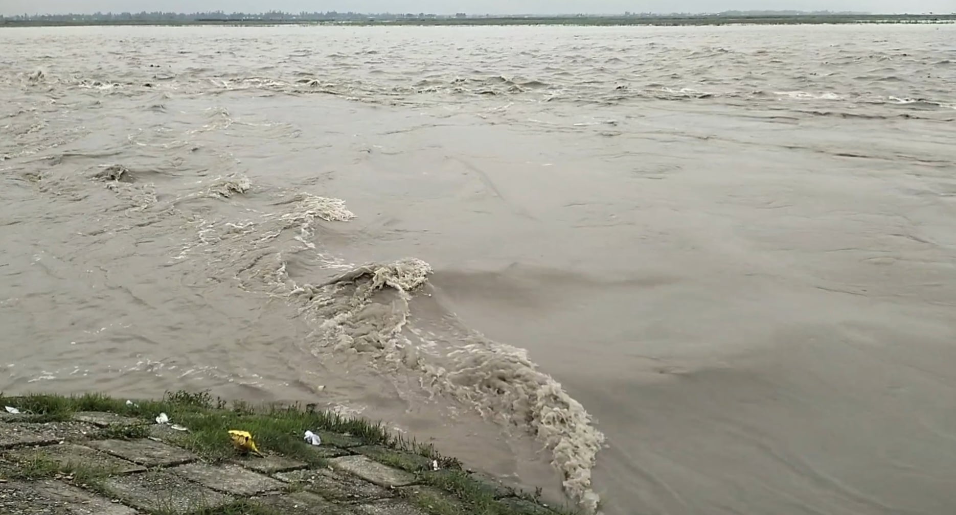 উজানের ঢল অব্যাহত থাকায় উৎকণ্ঠায় তিস্তাপাড়ের মানুষ