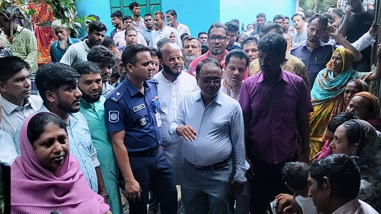 চর দখল নিয়ে সংঘর্ষে ক্ষতিগ্রস্ত এলাকা পরিদর্শনে এমপি সেলিম ভূঁইয়া