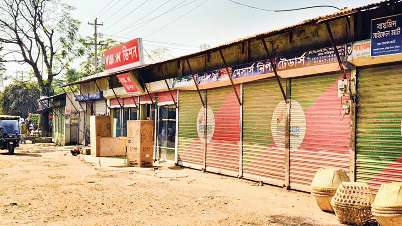 তিতাসে সরকারি জমি দখল করে মার্কেট নির্মাণ আ.লীগ নেতাদের