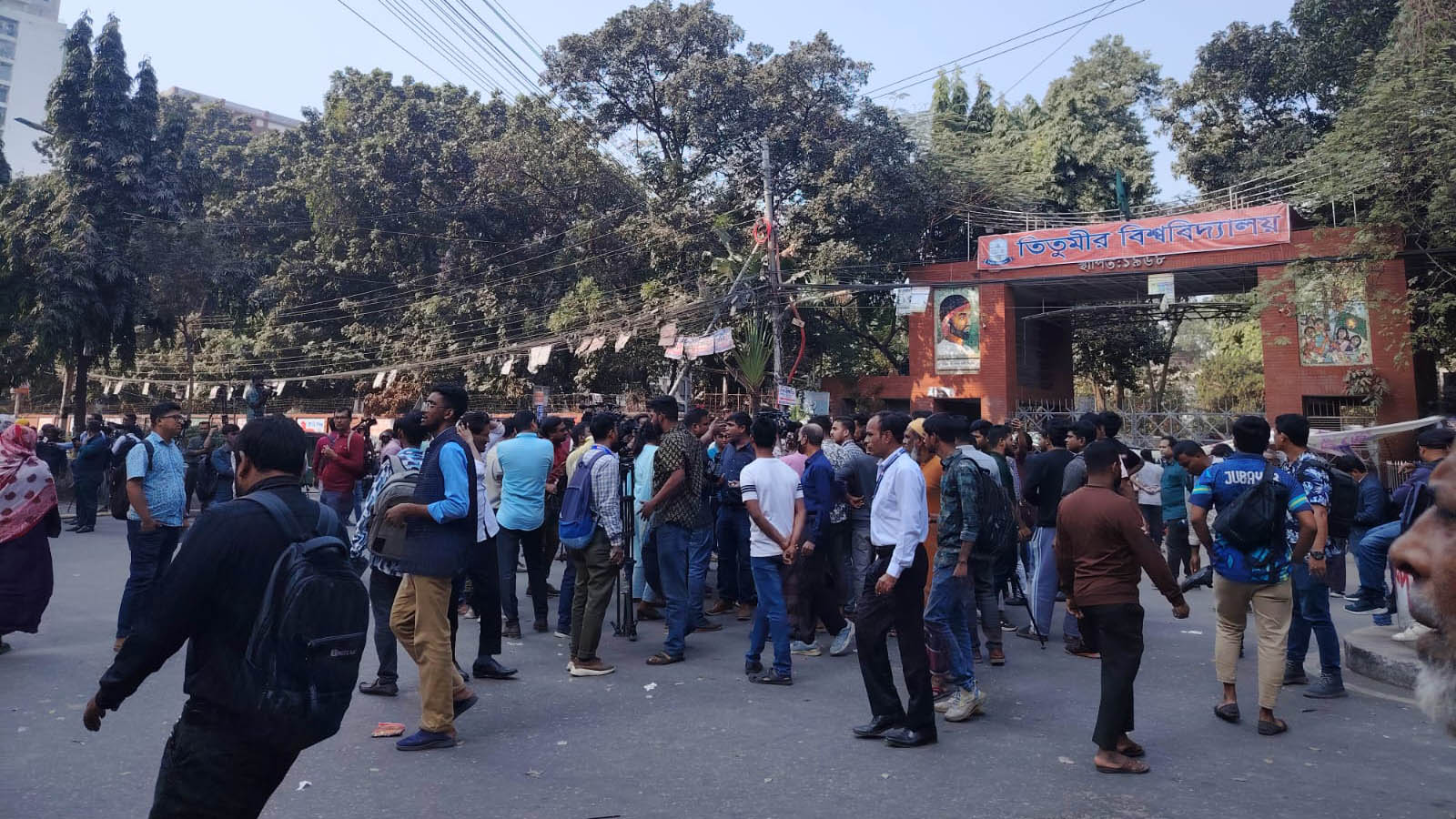 তিতুমীর কলেজের শিক্ষার্থীদের সড়ক অবরোধে জনদুর্ভোগ